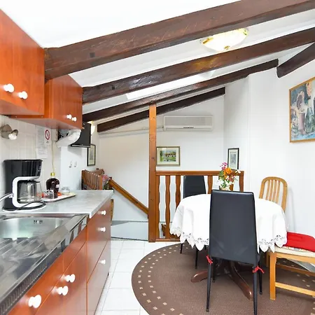 Center 1053 Apartment