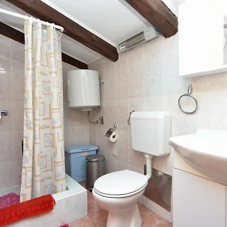 Apartment Center 1053 *